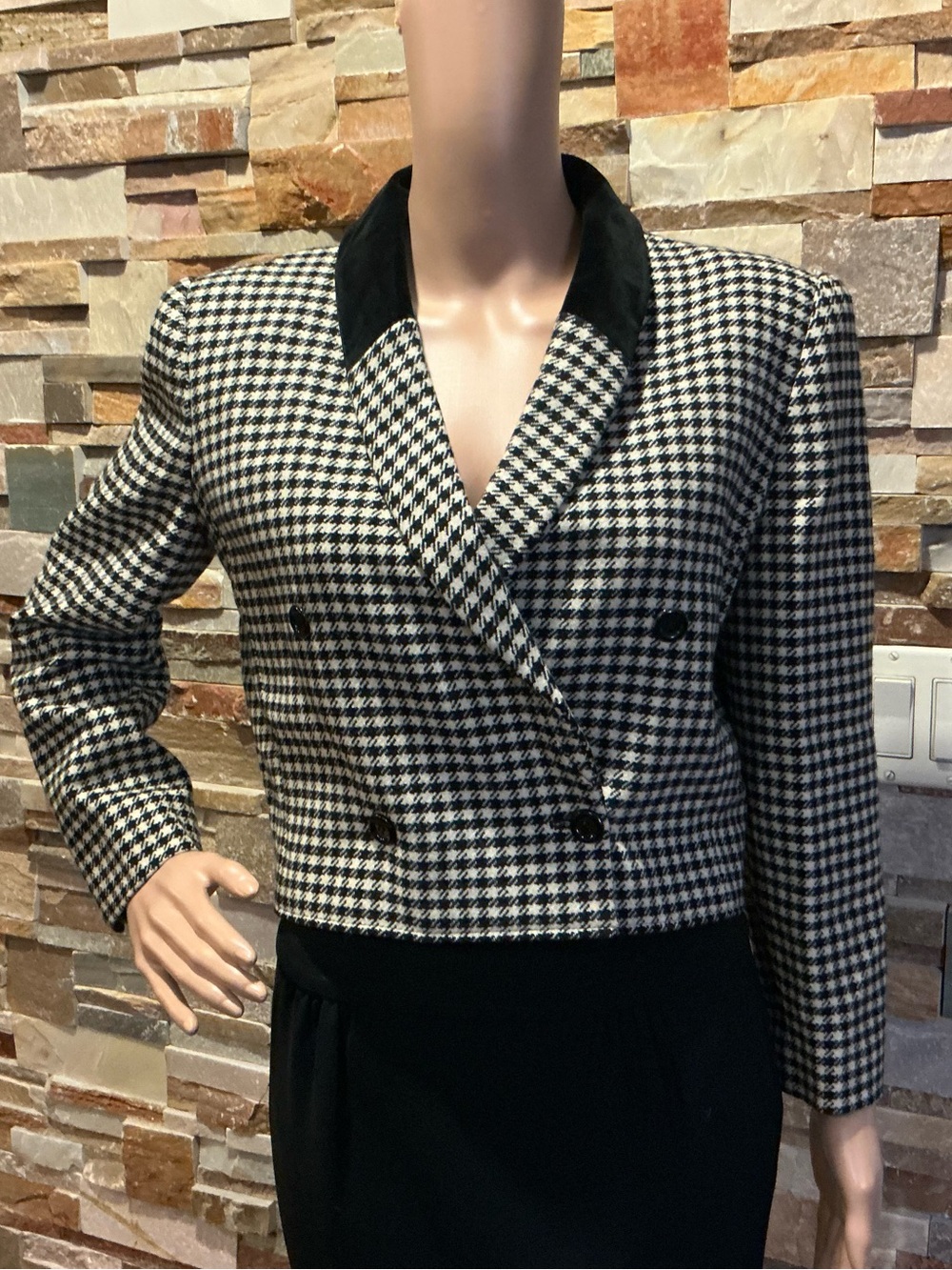 Valentino Boutique Vintage Cropped Houndstooth Jacket. Made in Italy. Size10